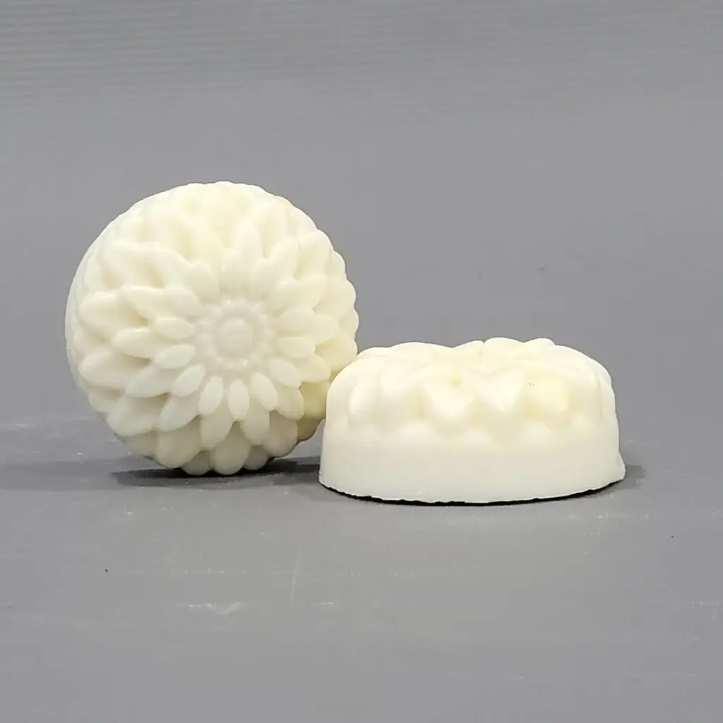 Hand soap / shower soap with high-quality oils and soda